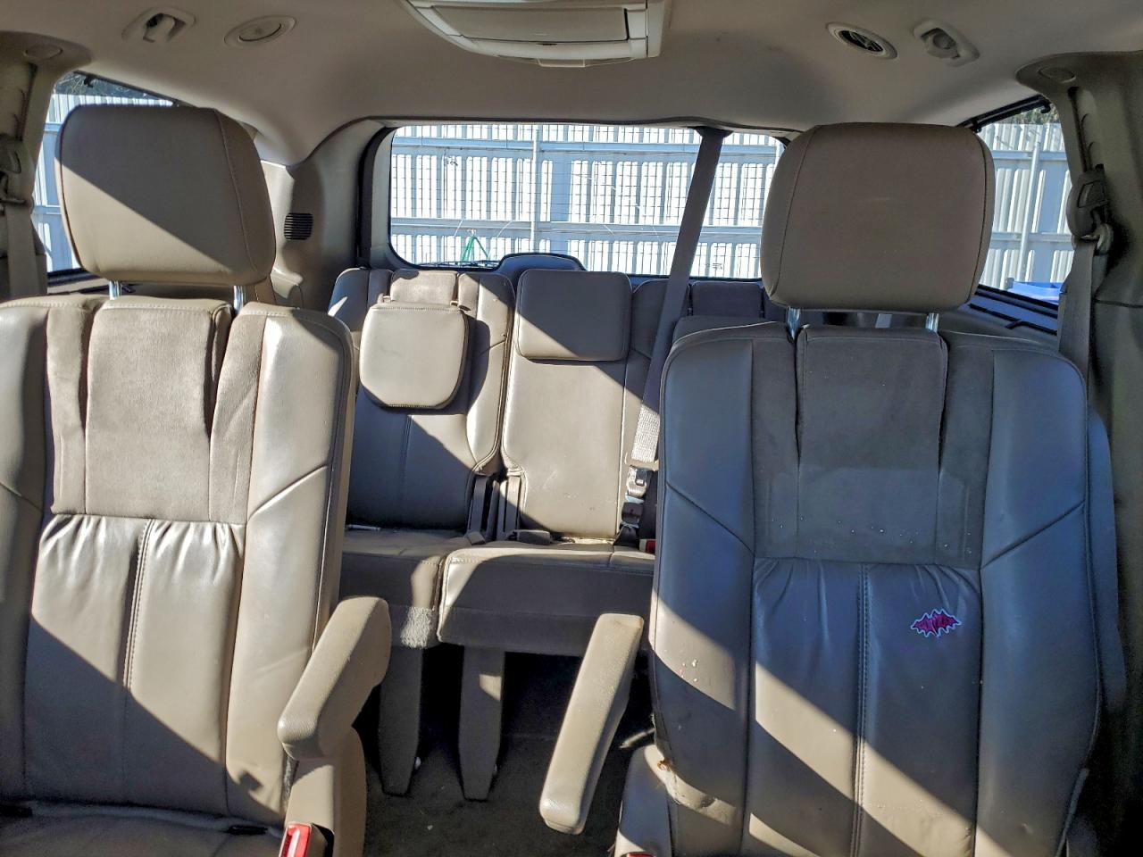 Chrysler Minivan Limited Platinum Image 3