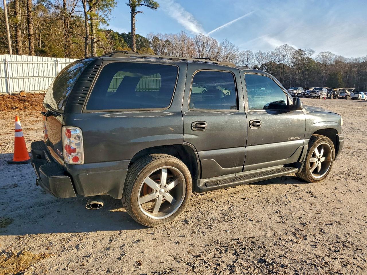 GMC Yukon Denali Image 12