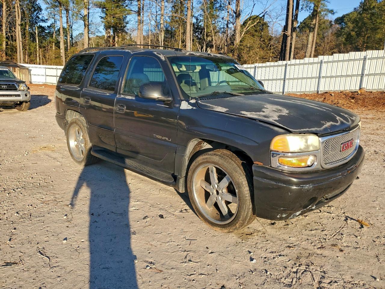 GMC Yukon Denali Image 5