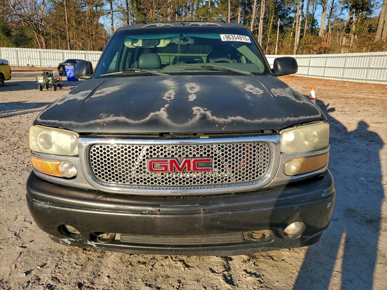 GMC Yukon Denali Image 7