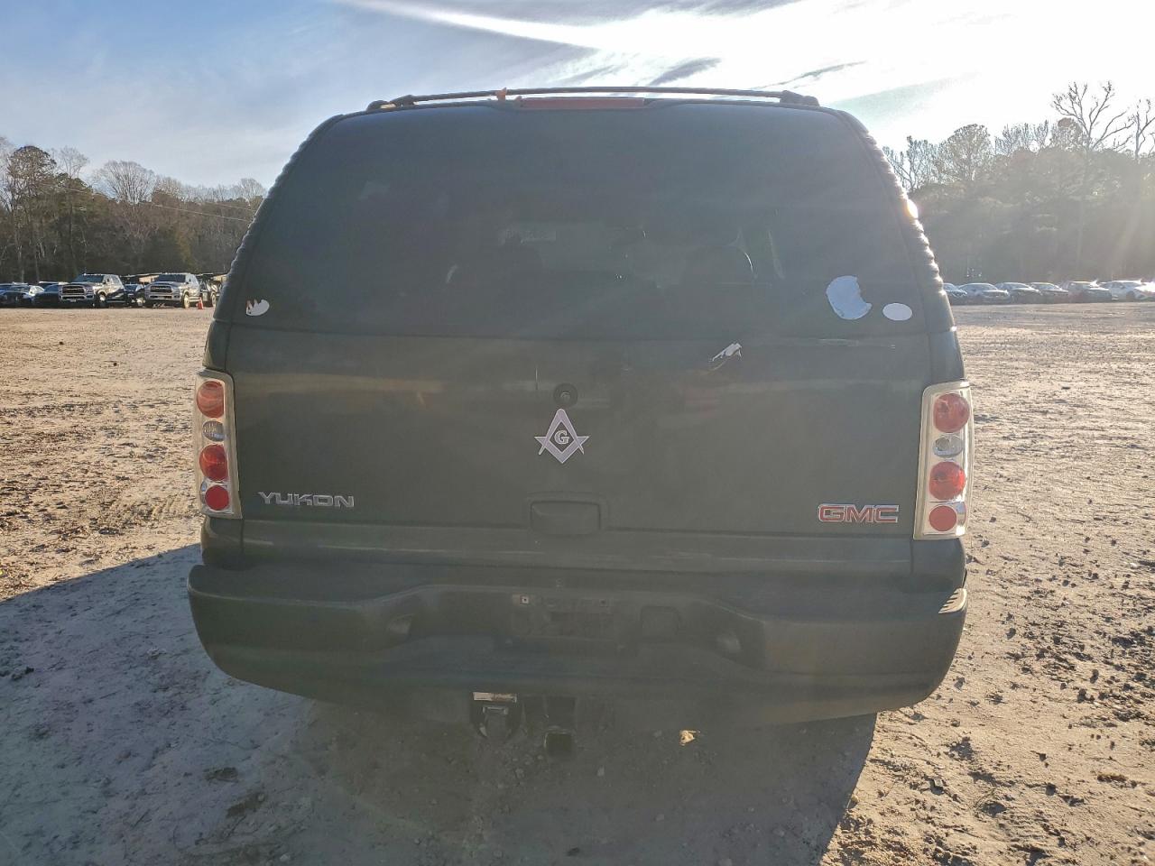 GMC Yukon Denali Image 8