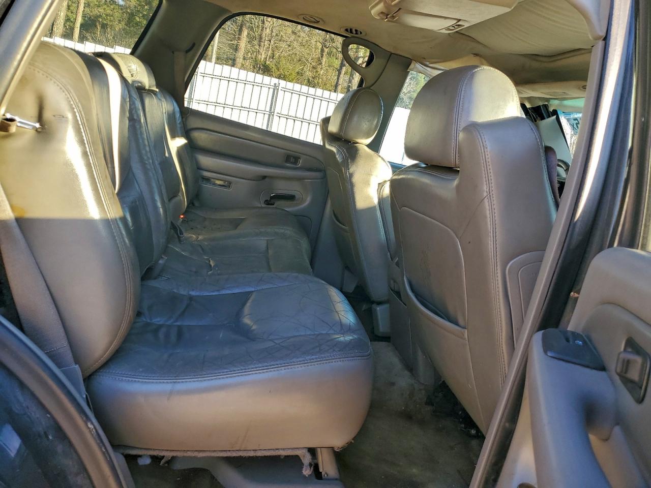 GMC Yukon Denali Image 6