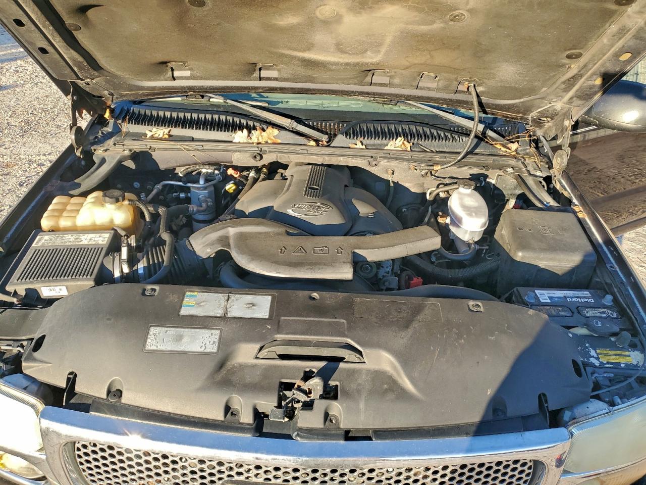 GMC Yukon Denali Image 4