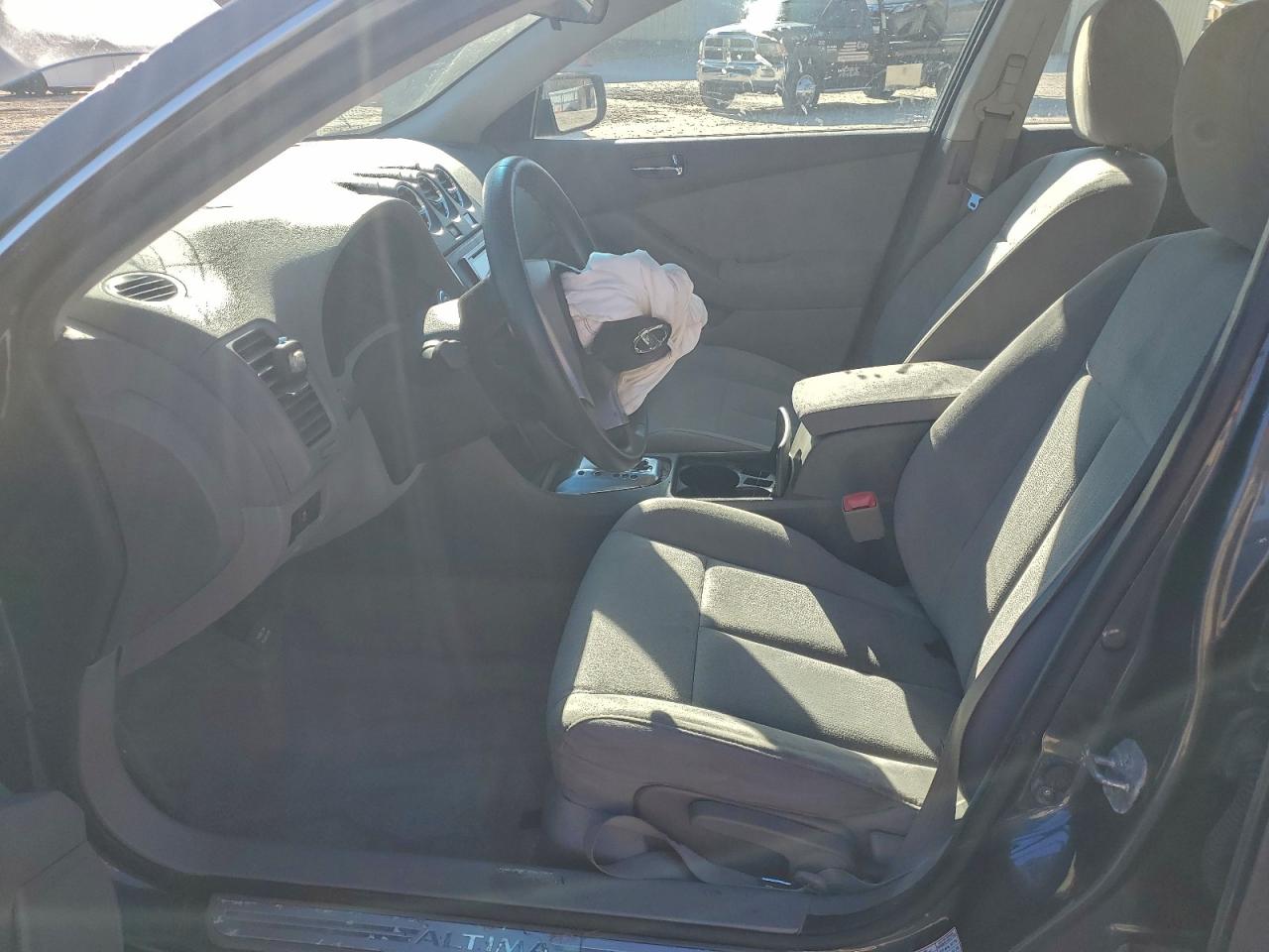 Nissan Altima Base Image 11