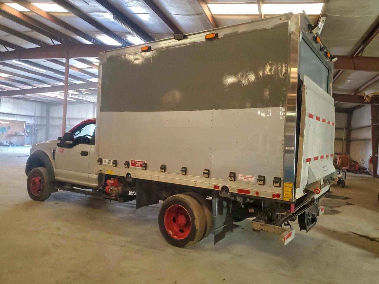 Ford F-550 Super Duty Image 2