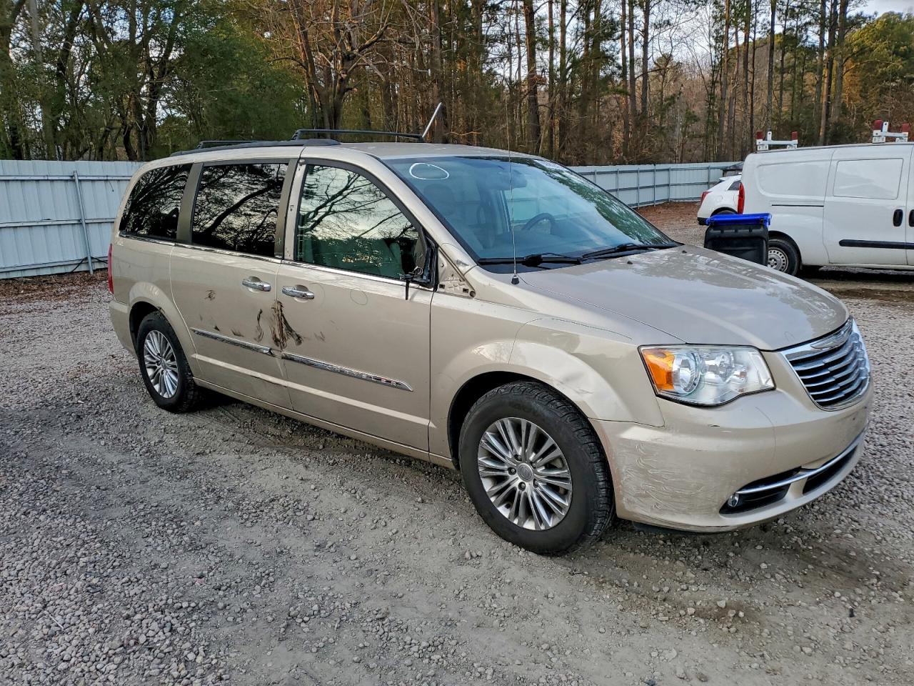 Chrysler Minivan Touring L Image 2