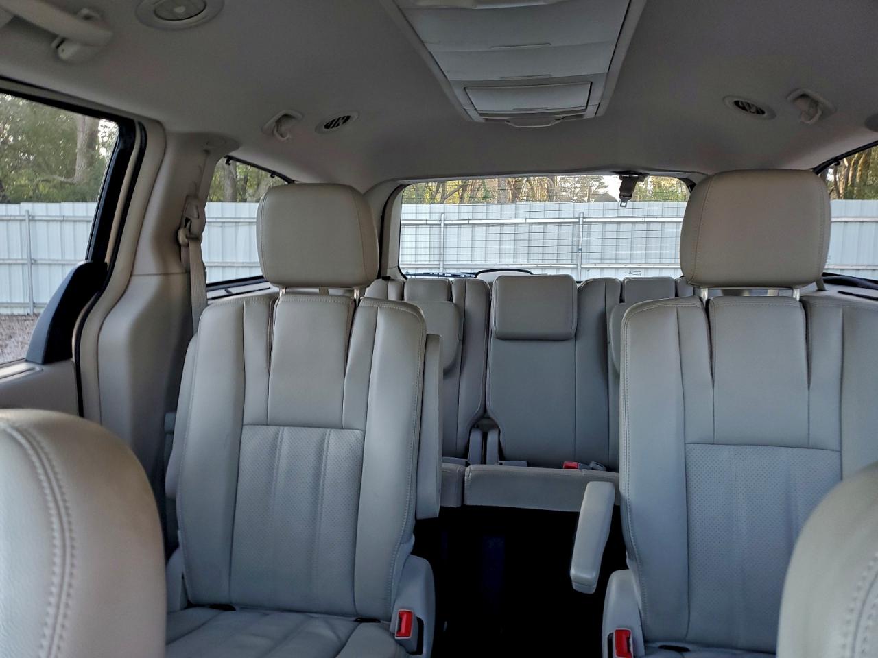 Chrysler Minivan Touring L Image 6