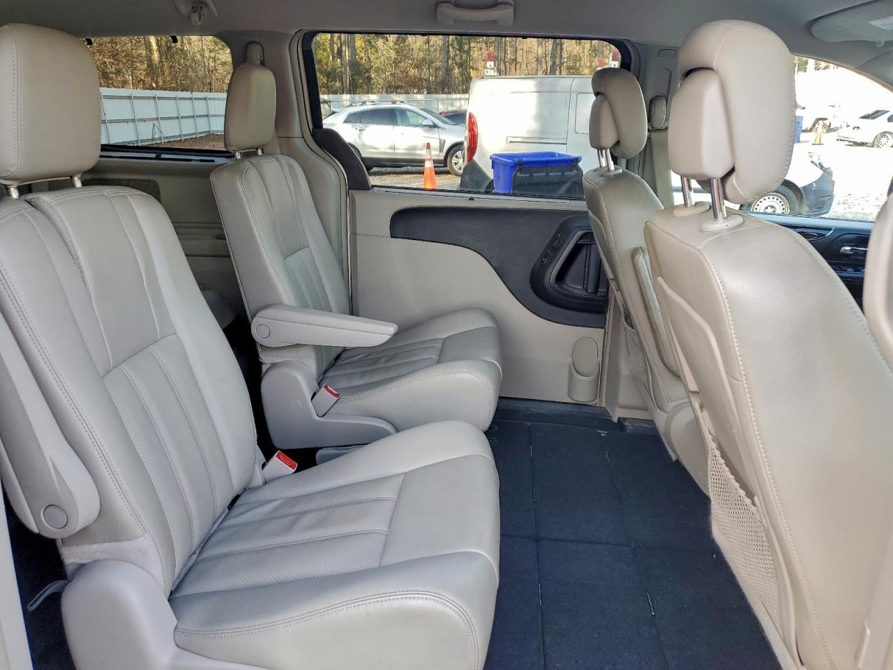 Chrysler Minivan Touring L Image 9