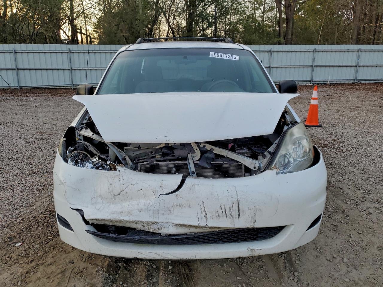 Toyota Sienna Ce Image 3