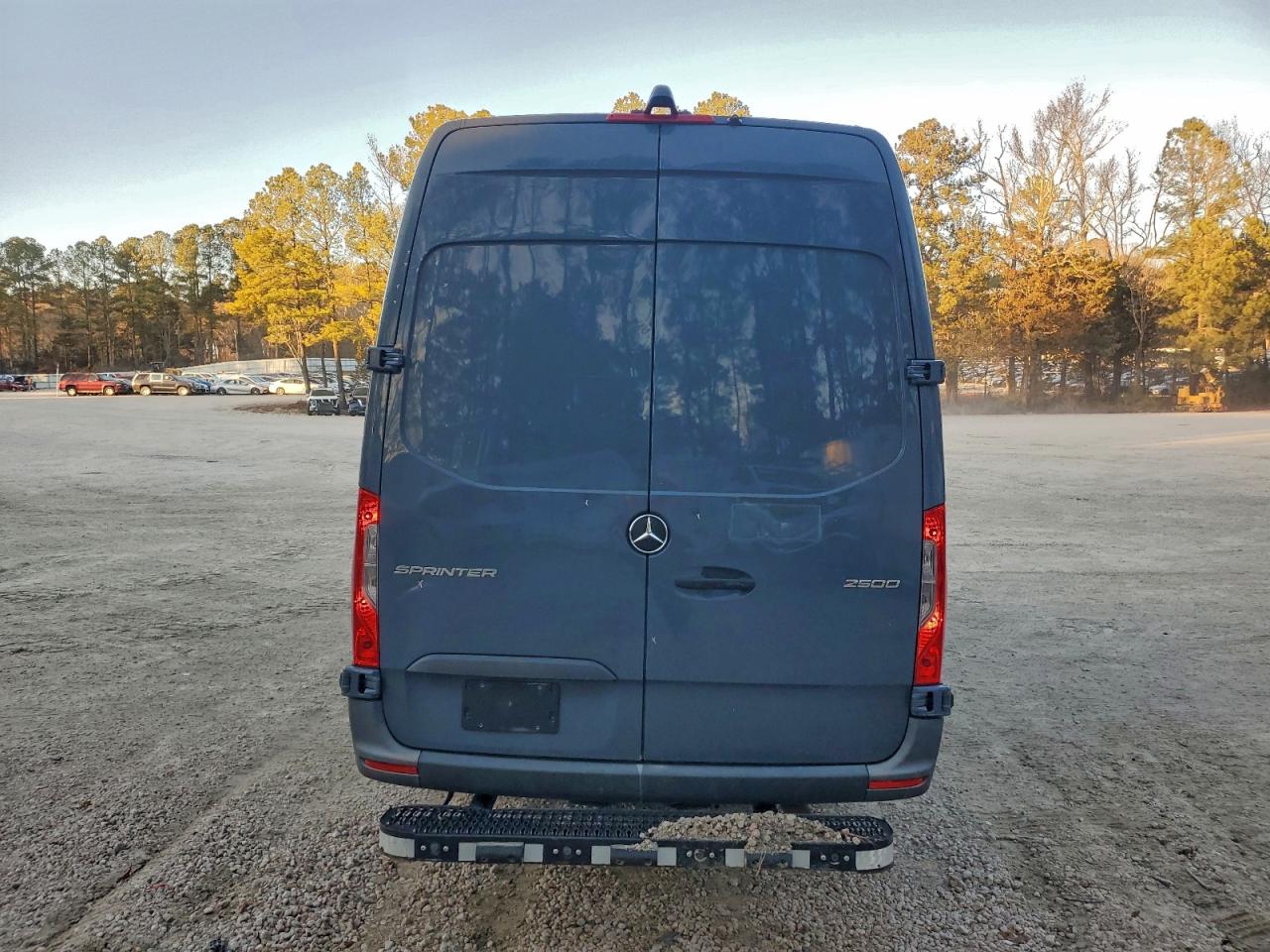 Mercedes-Benz Sprinter 2500 Image 4