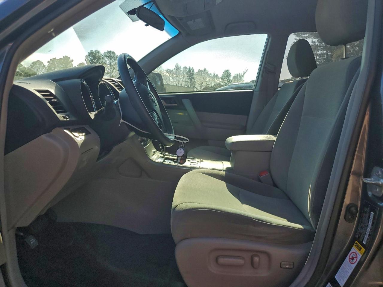 Toyota Highlander Base Image 6